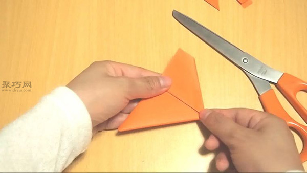 用纸怎么折叠三角形足球 手工折纸足球教程图解