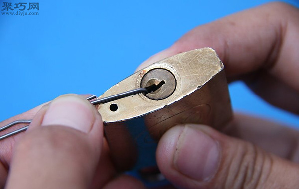 用回形针开锁方法图解 如何用回形针撬锁 - 聚