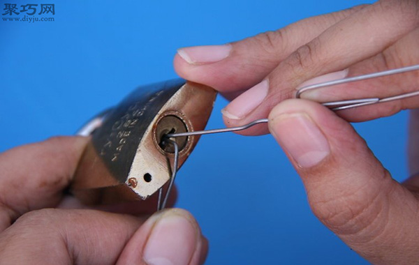 用回形针开锁方法图解如何用回形针撬锁