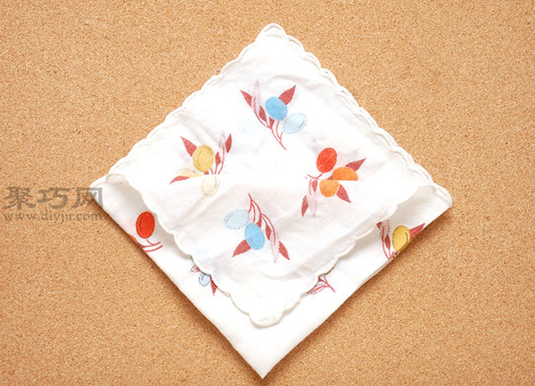 餐巾折花圖解教程 教你如何快速折菱形餐巾袋 2
