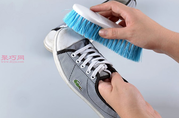 白色网球鞋脏了怎么清洗干净 刷网球鞋方法