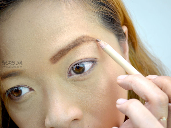 画眉毛的技巧图解 教你如何正确描眉 - 聚巧网