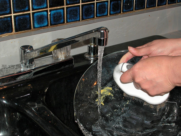 洗碗机怎么装填洗的更干净 家用洗碗机如何用 4