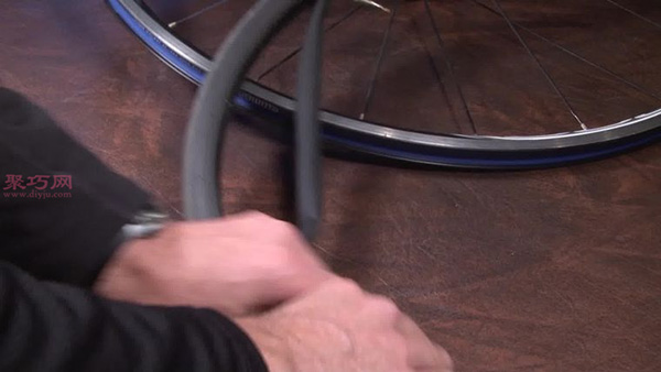 自己拆换自行车轮胎方法 山地自行车轮胎怎么换