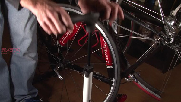 自己拆换自行车轮胎方法 山地自行车轮胎怎么换