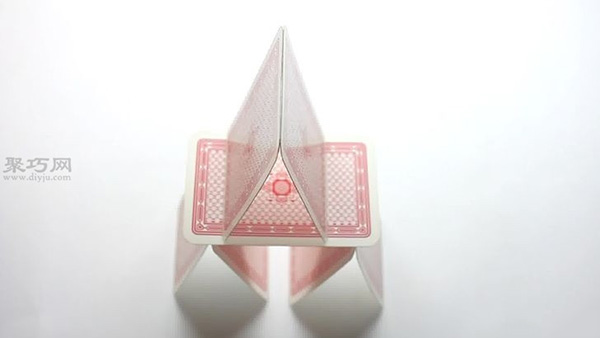 搭纸牌塔有哪些技巧 如何用扑克牌叠金字塔 - 