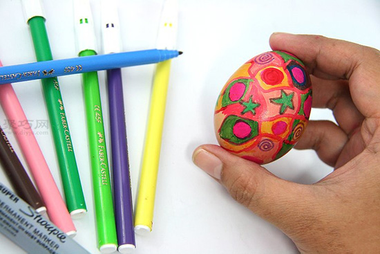 怎么样画复活节彩蛋 用贴纸和记号笔画复活节彩蛋教程图解
