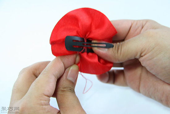 丝带褶皱的做法 一起学用丝带做蝴蝶结发饰步骤