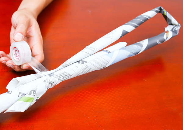 如何用紙做寶劍 簡單用卷好的紙做寶劍的方法