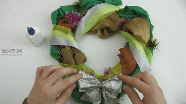 手工DIY多种颜色花环方法 一起学装饰网花环如何做