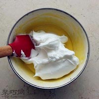 图解芒果夹心纸杯蛋糕做法11