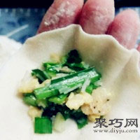 图解韭菜虾皮饺子的做法 月牙饺子怎么包10