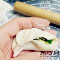 图解韭菜虾皮饺子的做法 月牙饺子怎么包11