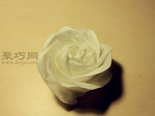 紙巾玫瑰花的折法 告訴你怎么用紙巾折玫瑰花
