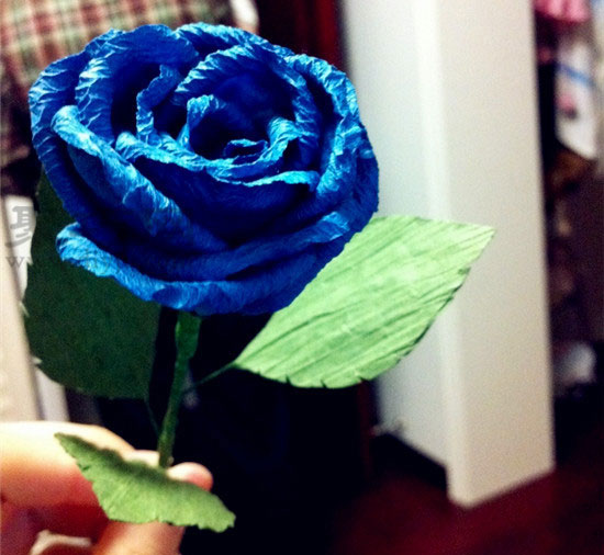 藍色玫瑰花的折法圖解 用皺紋紙折藍玫瑰花教程