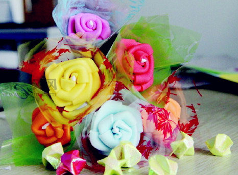 彩塑棉玫瑰花折法图解 如何手工DIY海棉纸玫瑰花