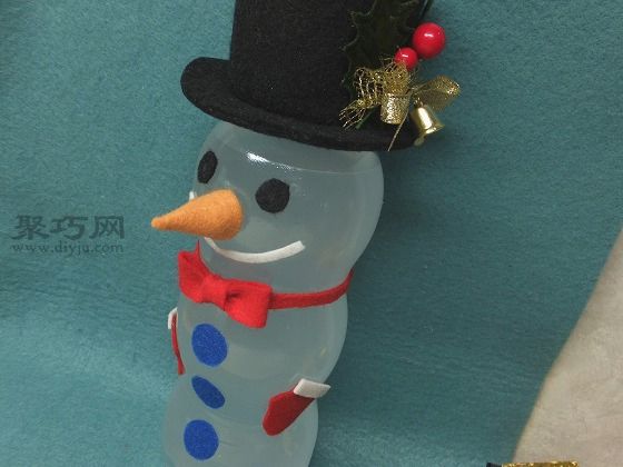 如何利用废空塑料瓶来制作出可爱的雪人玩偶