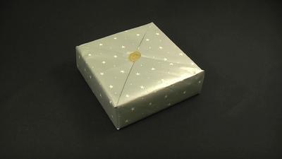 禮物的包裝紙怎么折 波點包裝紙禮物包裝方法圖解