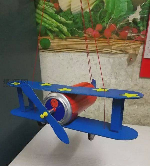 用易拉罐和舊紙箱手工制作超簡單的螺旋槳飛機模型方法