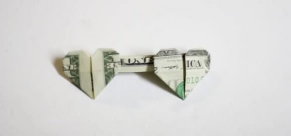 一美元折纸双心折法 用钱折双心教程图解
