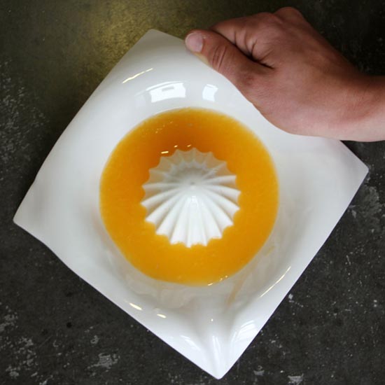 会榨橙汁的盘子 不用榨汁机也能榨果汁（图3）
