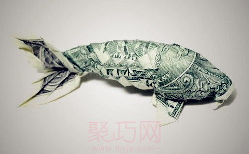 用钱折纸动物：鲤鱼