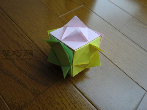 彩色正方形盒子的折法