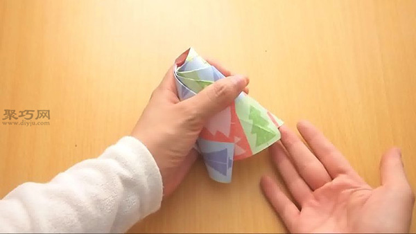 折叠纸玫瑰花的方法图解 教你如何用纸折含苞未放的玫瑰花