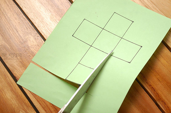 怎样用纸折正方体盒子 立体正方体折纸教程 5