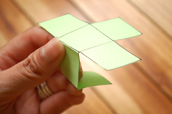 怎样用纸折正方体盒子 立体正方体折纸教程 7