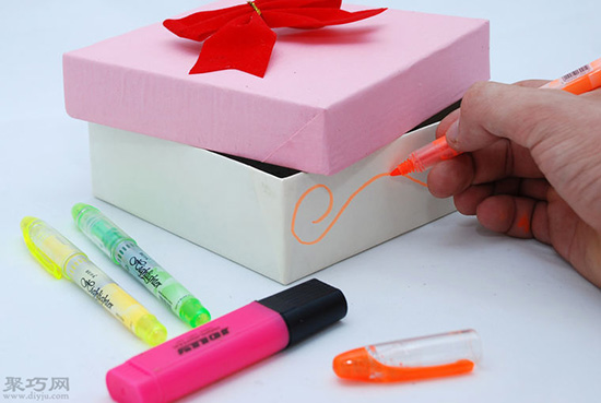 DIY漂亮蝴蝶结装饰礼物盒方法 教你怎么装饰礼品盒 5