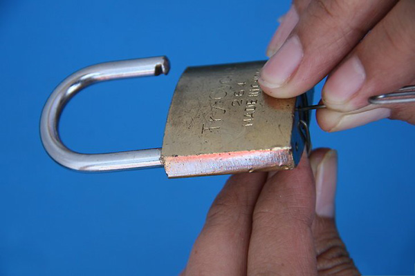 用回形针开锁方法图解 如何用回形针撬锁
