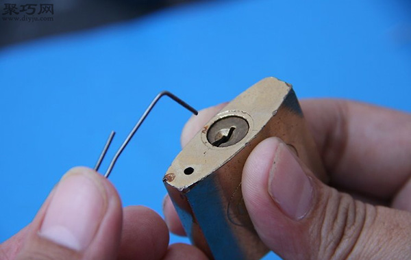 用回形针开锁方法图解 如何用回形针撬锁 3