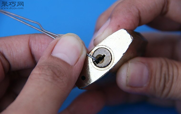 用回形针开锁方法图解 如何用回形针撬锁 3
