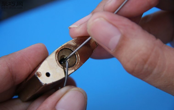 用回形针开锁方法图解 如何用回形针撬锁 5