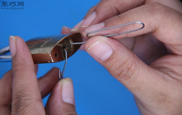 用回形针开锁方法图解 如何用回形针撬锁 6