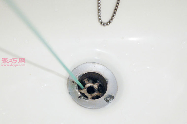 下水管下水非常慢怎么疏通 疏通浴室水槽下水慢的方法 4