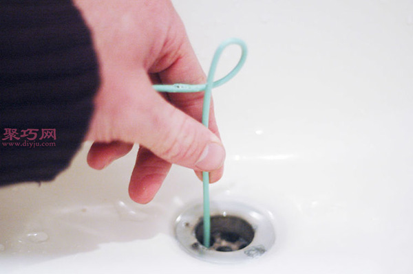下水管下水非常慢怎么疏通 疏通浴室水槽下水慢的方法 5