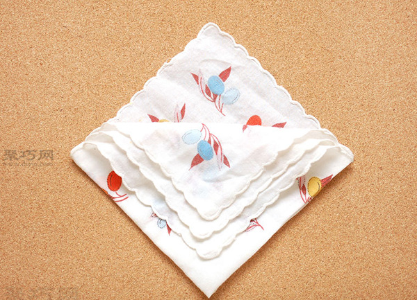 餐巾折花图解教程 教你如何快速折菱形餐巾袋 3