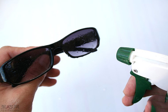去除塑料眼镜片上的刮痕方法 塑料镜片被刮花了怎么办 7
