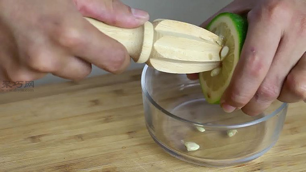 如何防止剥开的香蕉氧化变色 香蕉切片不变色的方法