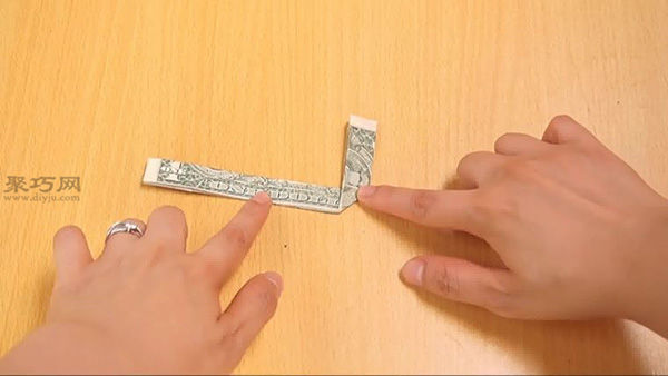 用一美元纸币折方块指环方法 教大家怎么用钱折戒指