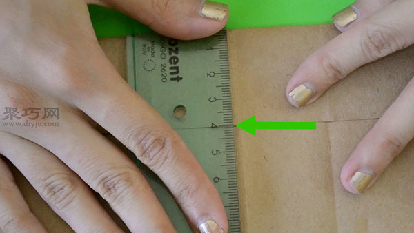 旧日历包书皮方法步骤 教你如何用废旧纸包书皮 6