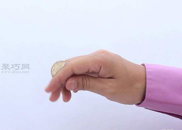 用手指关节如何翻动硬币 让硬币在手掌上翻转