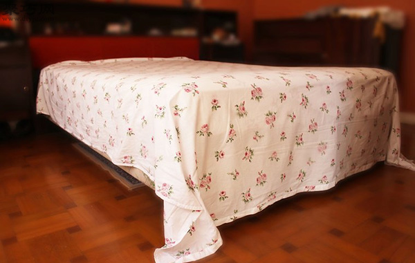 中式铺床床单包角图片