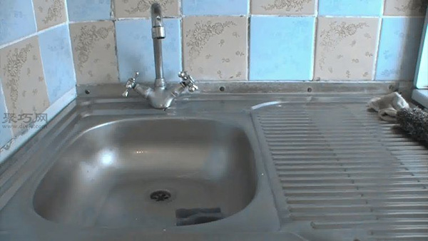如何清洁不锈钢 用面粉擦亮不锈钢水槽的方法