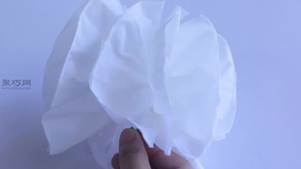 如何折大纸花 来看用纸巾折朵花教程