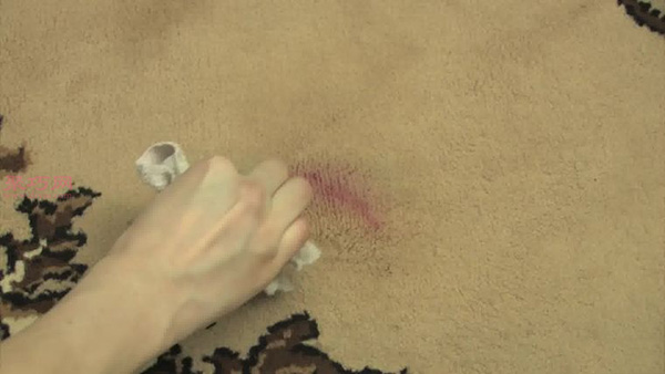 怎么使用喷发定型剂清理指甲油 清洗地毯上的指甲油教程图解