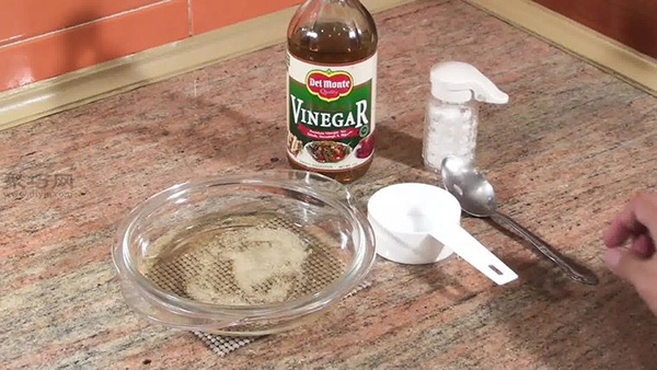 怎么使用醋和盐清洗硬币