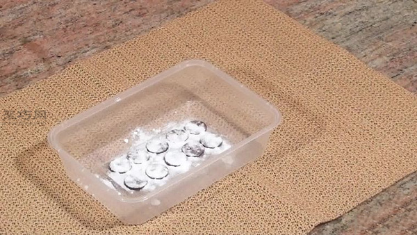 怎样使用金属清洗剂清洗硬币